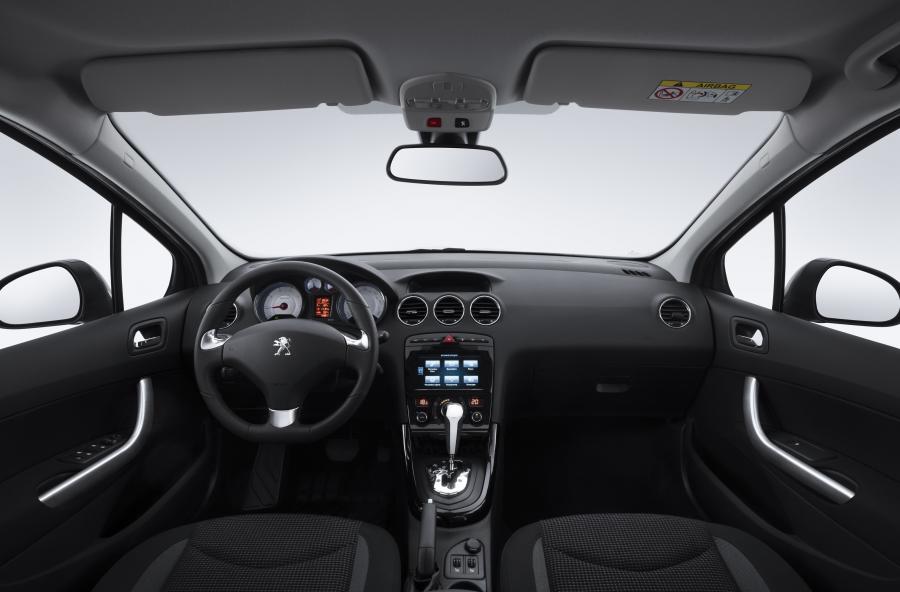 Торпедо Peugeot 408 2017 года  (RU) (фото 10 из 20)